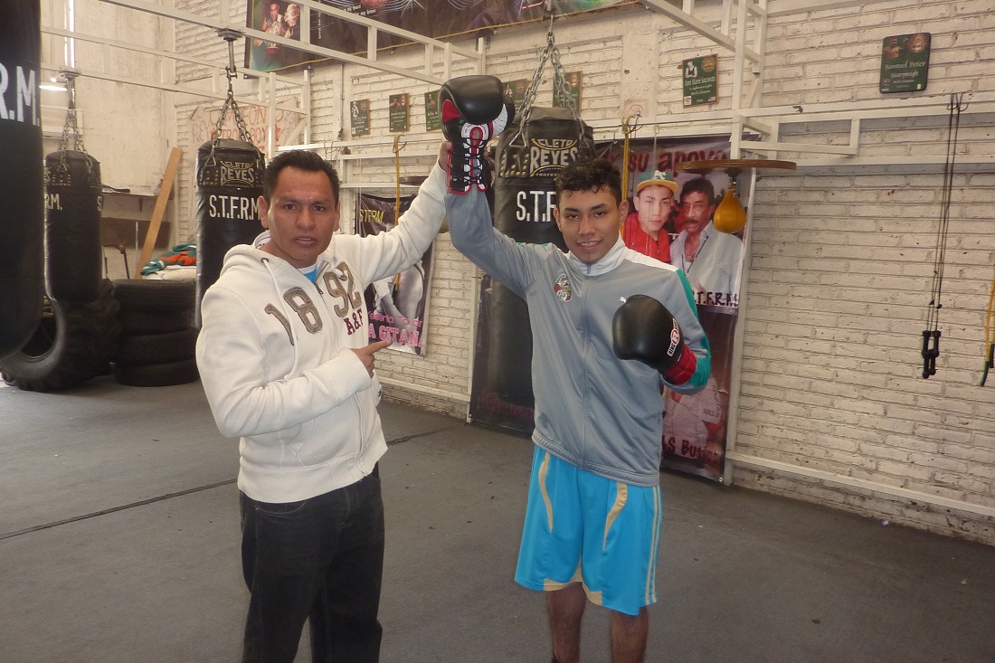 El Rocky, junto a su entrenador Isaac Bustos. Foto: Osiris Méndez
