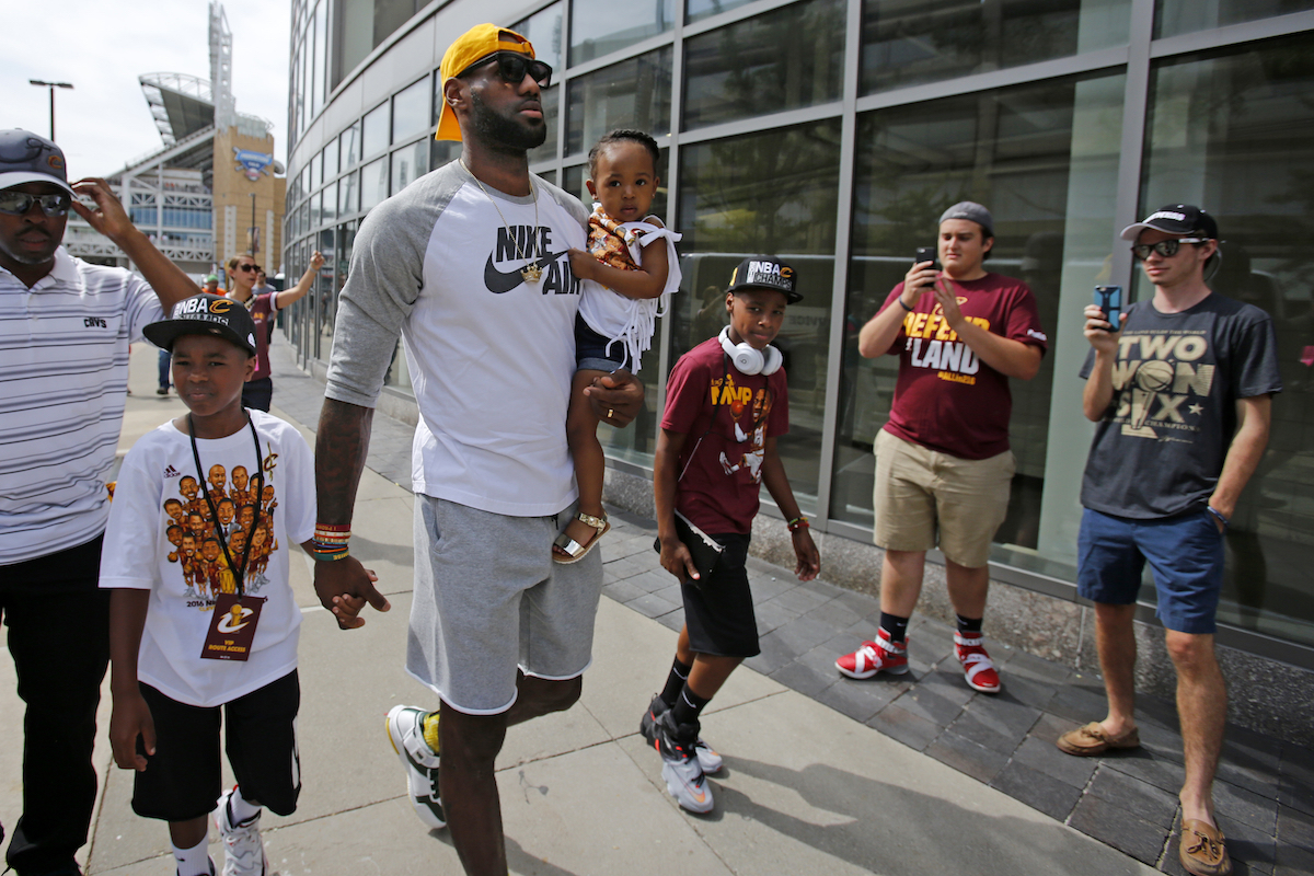 LeBron, rumbo al desfile de los 'Cavs' por Cleveland. Foto: AP