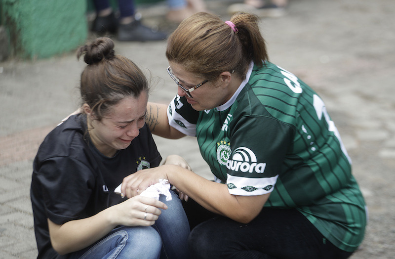 Los aficionados del Chapecoense sufren con la tragedia de su equipo. Foto: AP
