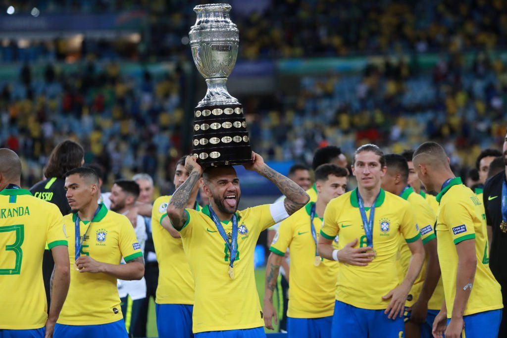 Dani Alves tras ganar la Copa América