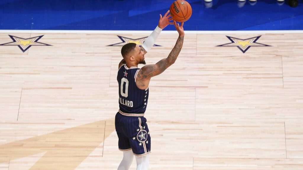 Damian Lillard disparando desde media cancha en el All-Star 2024 de la NBA