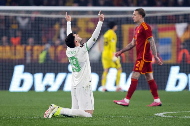 Santiago Giménez tras su gol en el partido entre Roma y el Feyenoord