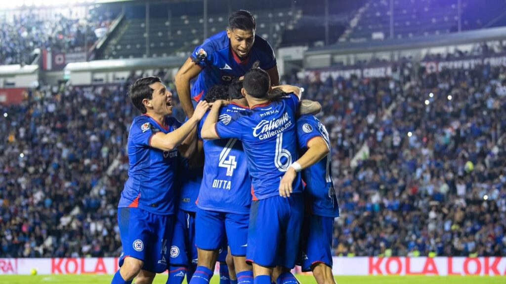 Jugadores del Cruz Azul celebran un gol en el Estadio Azul