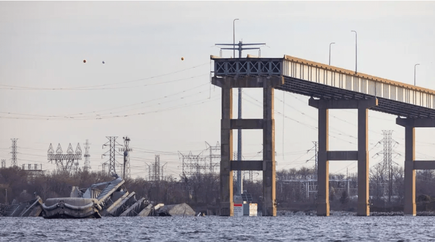 El puente Francis Scott Key parcialmente derrumbado después de que un carguero chocara contra uno de sus pilares en Baltimore, Maryland, EE. UU., este 26 de marzo. EFE/EPA/Jim Lo Scalzo