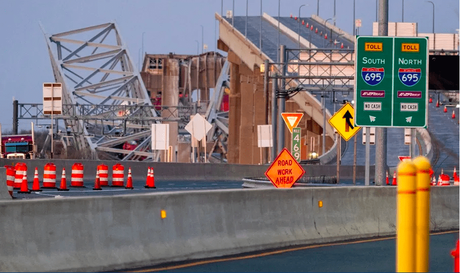 Vista del puente Francis Scott Key parcialmente derrumbado después de que un carguero chocara contra uno de sus pilares en Baltimore, Maryland, EE. UU., este 26 de marzo. EFE/EPA/Shawn Thew