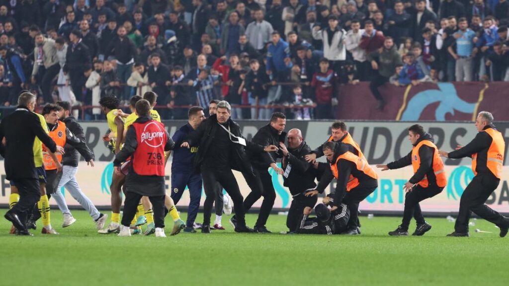 Jugadores del Fenerbahçe fueron agredidos por aficionados del Trabzonspor