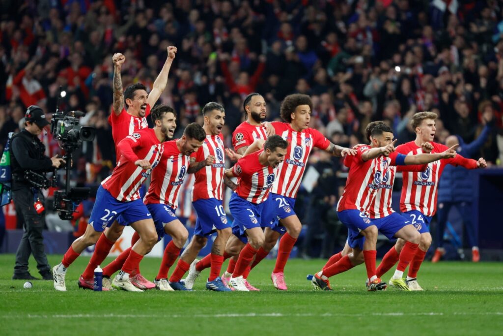 Jugadores de Atlético de Madrid festejan la victoria sobre Inter de Milán