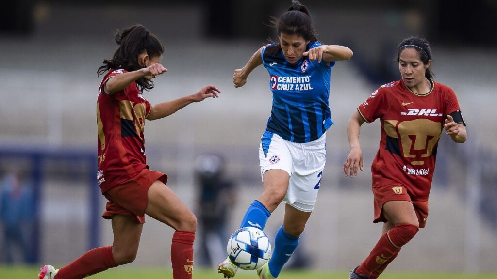 Karime Abud y Bibiana Quintos durante un partido de Liga MX Femenil entre Pumas y Cruz Azul