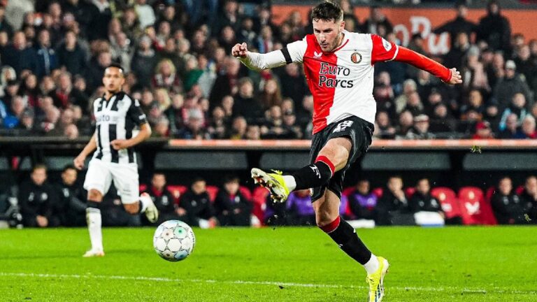 Santiago Giménez anota un gol con el Feyenoord
