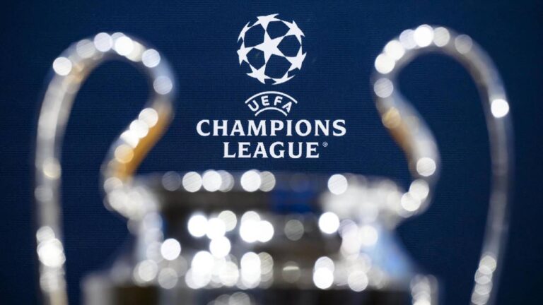 El trofeo de la Champions League durante el sorteo de Cuartos de Final