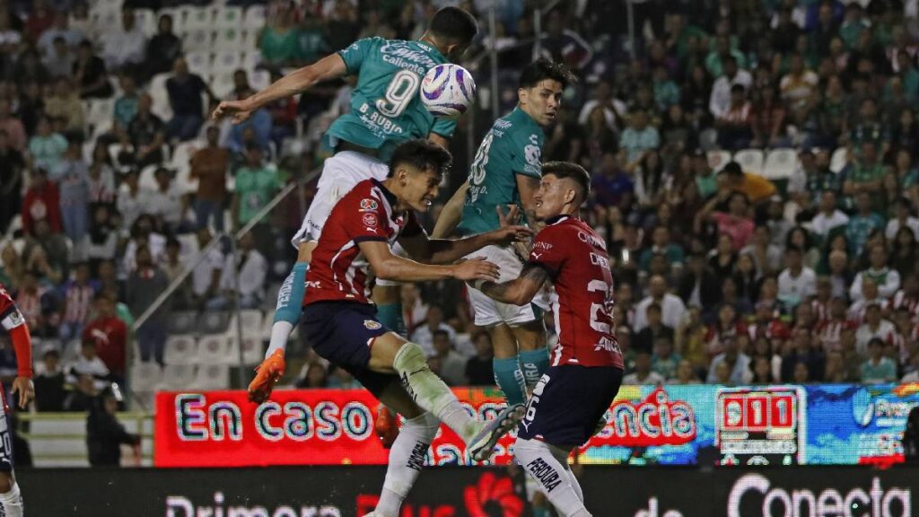 Jugadores de Chivas y León en el último encuentro entre ambos