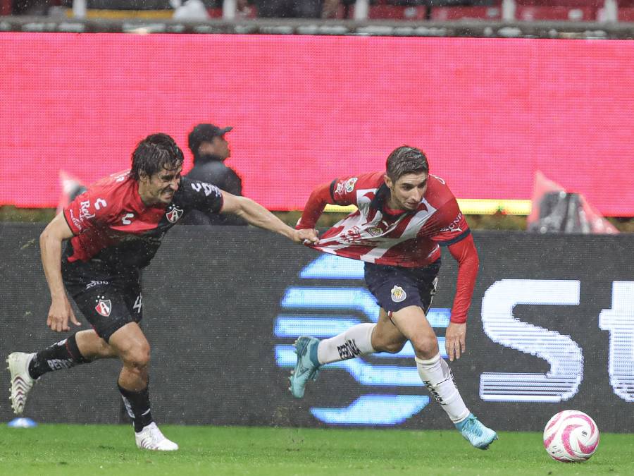 Jugadores de Chivas y Atlas disputan un balón | MEXSPORT