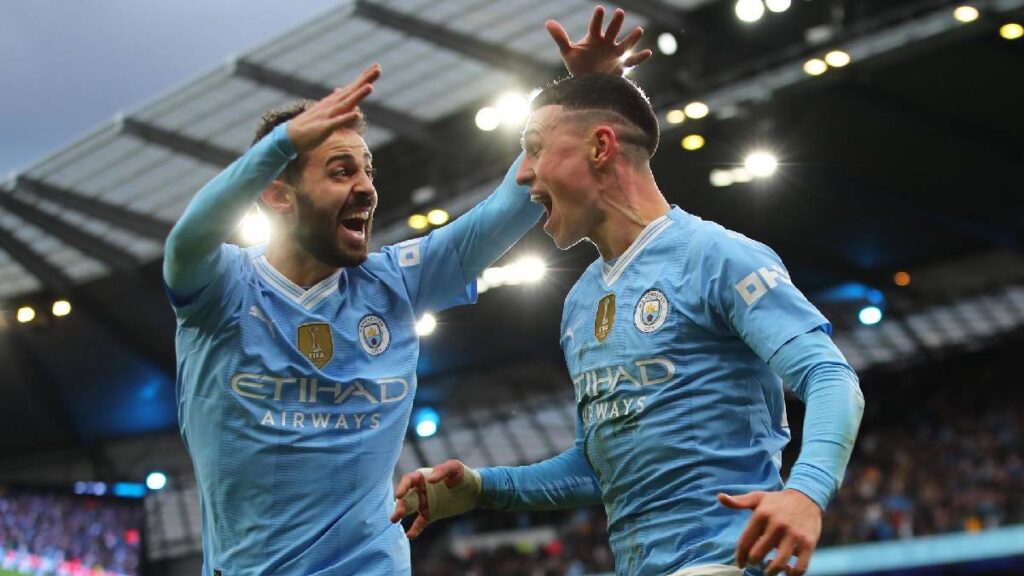 Bernardo Silva y Phil Foden celebran el gol del inglés en el Derbi de Manchester