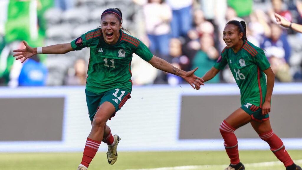 Jugadoras de la Selección Mexicana Femenil celebran un gol ante Praguay