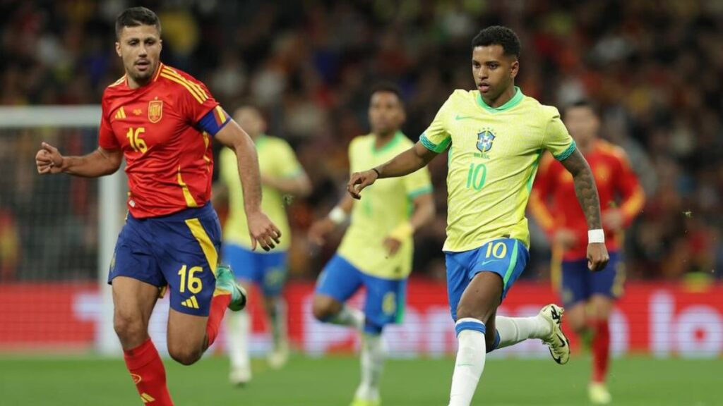 España vs Brasil: Rodri y Rodrygo disputan un balón