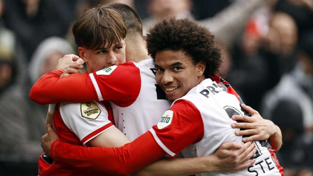 Jugadores del Feyenoord celebran el cuarto gol de su equipo