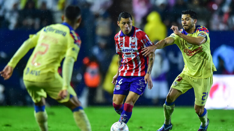 Julio César Domínguez y Henry Martin compiten en un América vs San Luis. FOTO:MEXSPORT