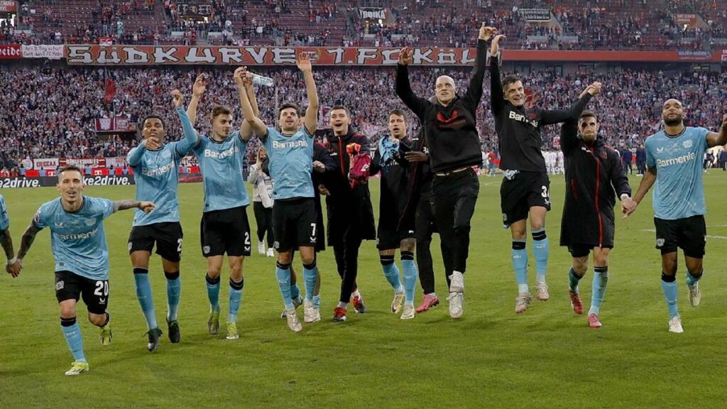 Bayer Leverkusen celebra su victoria ante el Colonia en la Bundesliga