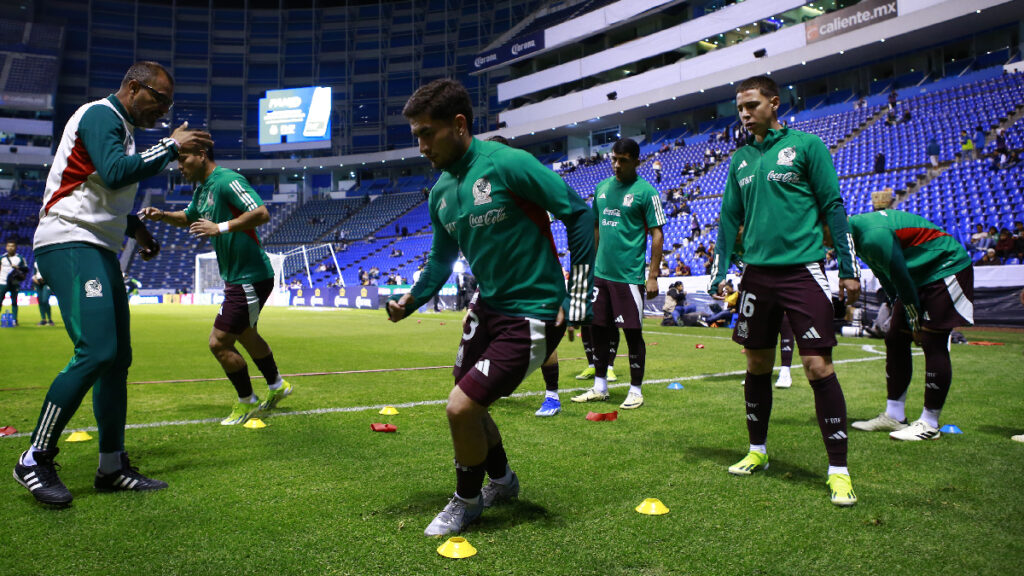 Los jugadores de México calientan previo al duelo contra Argentina. FOTO:MEXSPORT