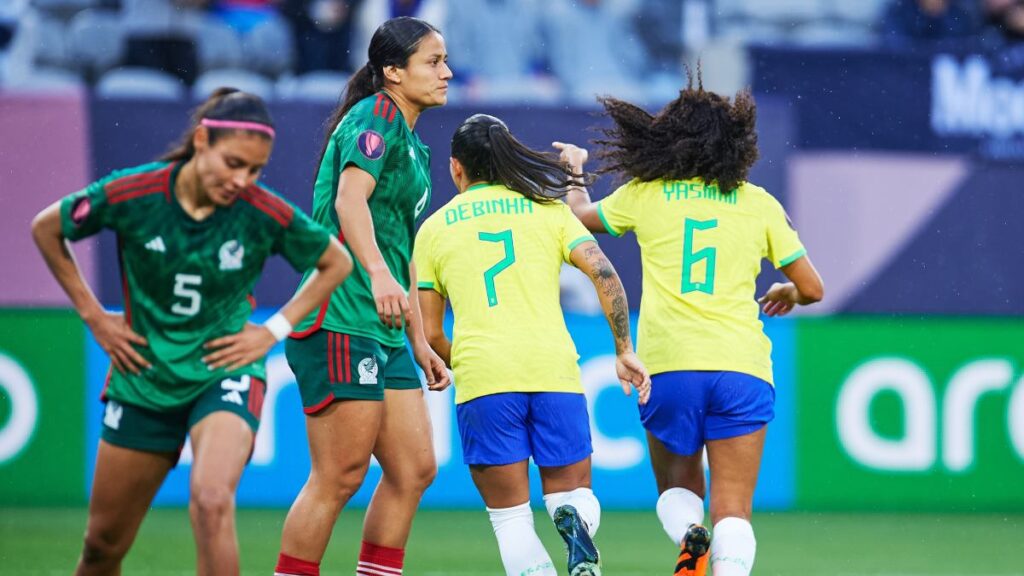 Jugadoras mexicanas lamentan un gol recibido ante Brasil