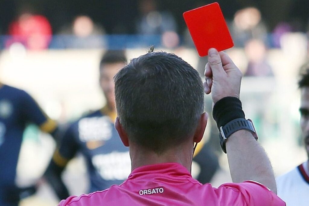 La agresión a los árbitros ya no es tema nuevo en el futbol | EFE
