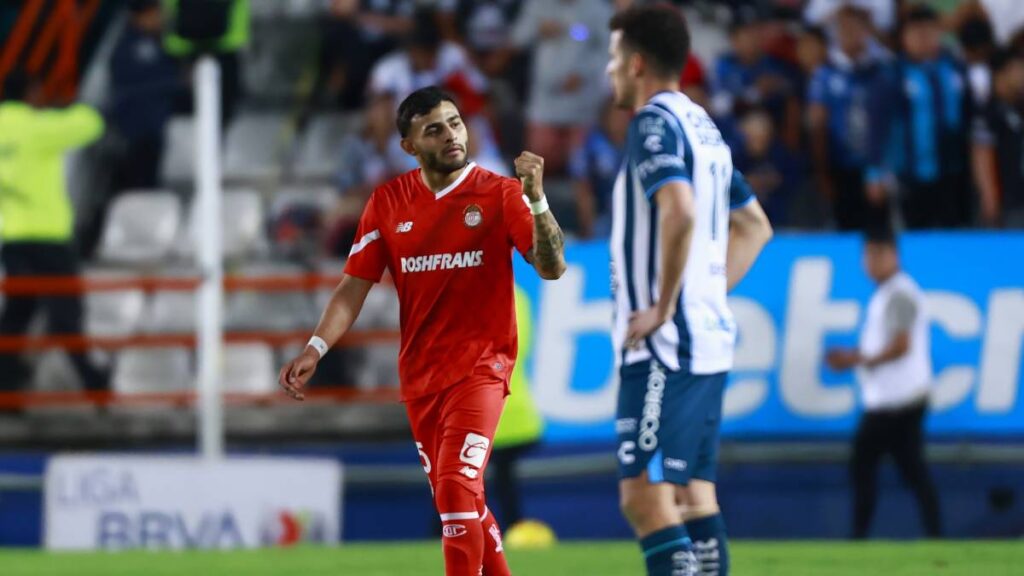 Alexis Vega celebra su gol con Toluca ante Pachuca