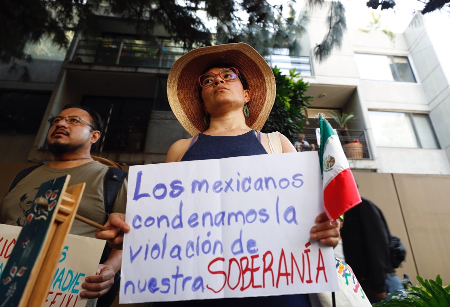 Un grupo de personas protestan afuera de la Embajada de Ecuador este sábado, en la Ciudad de México | EFE