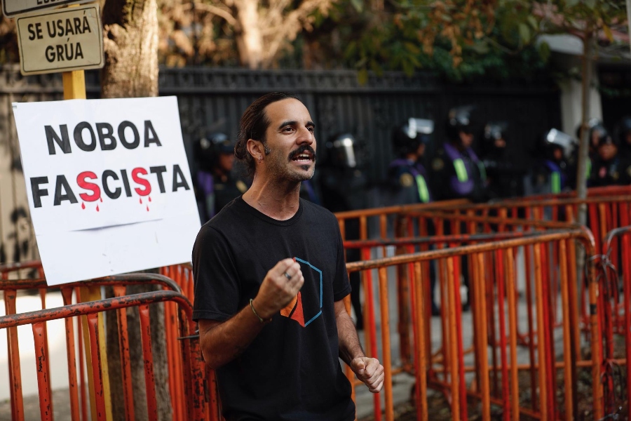  Un hombre protesta durante una manifestación afuera de la Embajada de Ecuador este sábado, en la Ciudad de México | EFE