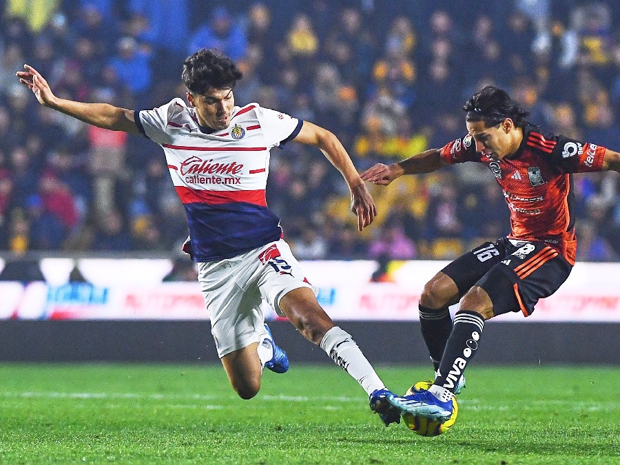 Erick Gutiérrez en un juego de Chivas | MEXSPORT