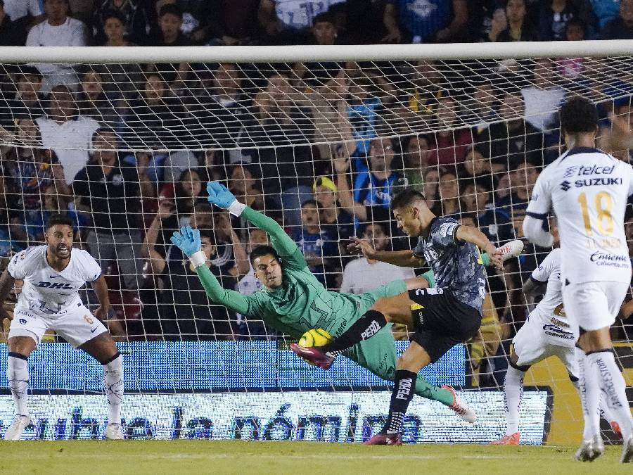 Julio González detiene el que pudo ser gol en contra de Pumas | X @PumasMX