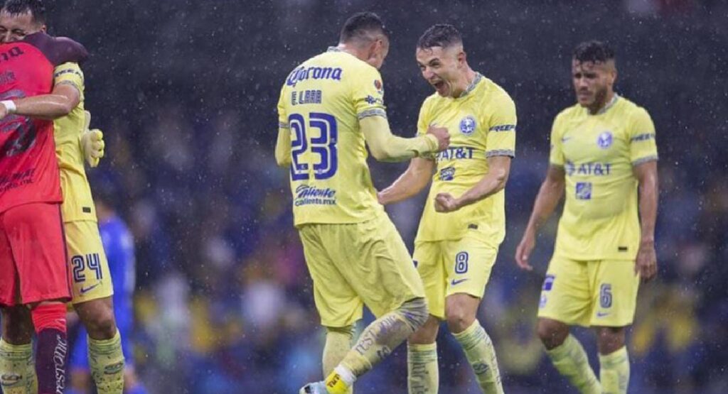 Emilio Lara festejando un gol del Club América con Fidalgo