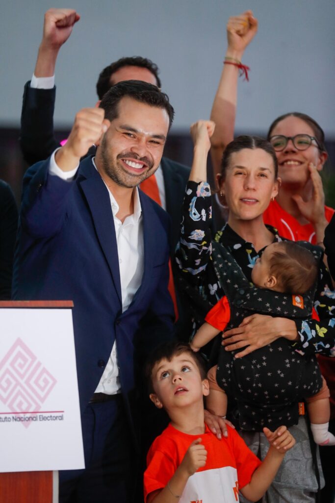 Jorge Álvarez Máynez con su familia en el INE | EFE