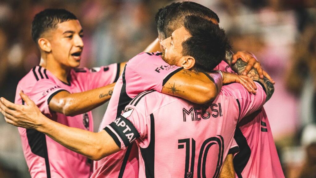 Messi brilla con doblete e Inter Miami toma el liderato del Este en MLS