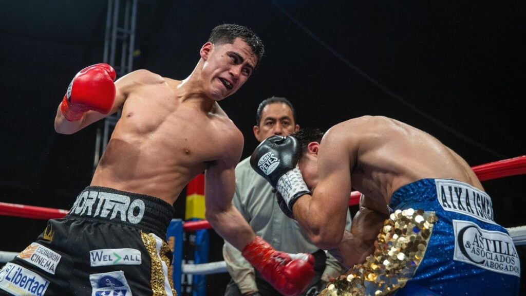 El 'Mortero' Espinosa se llevó la victoria en el combate estelar | Cortesía: Miura Boxing