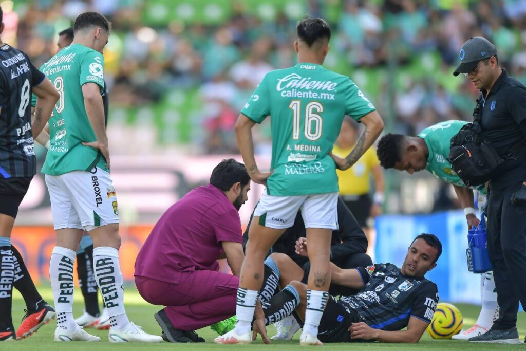 Omar Mendoza fue atendido luego de un fuerte choque en el inicio del juego | MEXSPORT