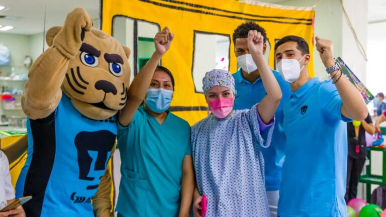 Jugadores y Goyo pasaron tiempo con personal del hospital infantil | Pumas