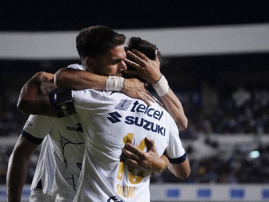 Toto Salvio es felicitado tras su gol | X @PumasMX
