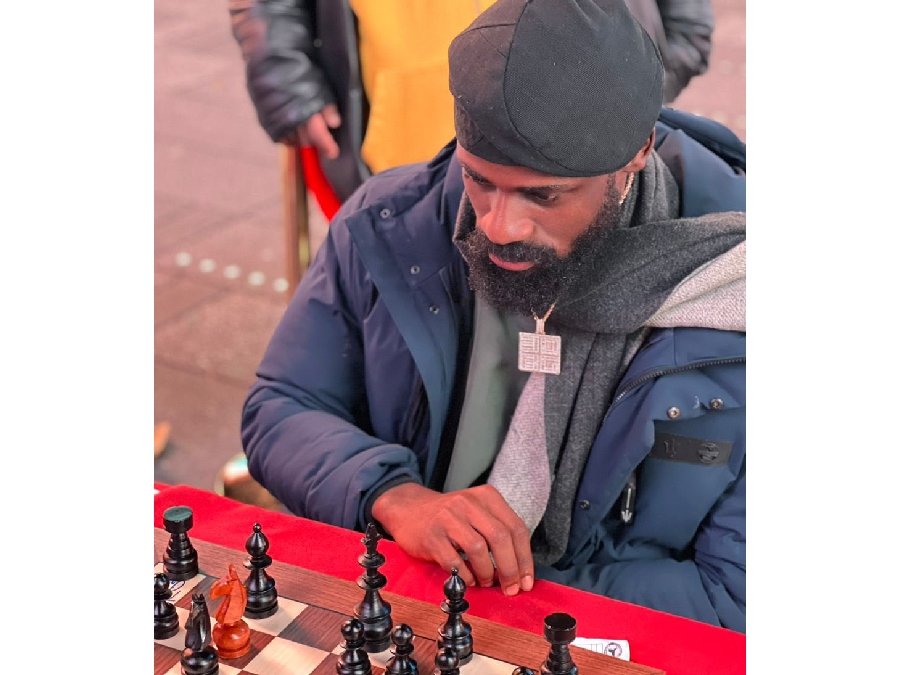 Tunde Onakoya en su partida de ajedrez | X @Tunde_OD