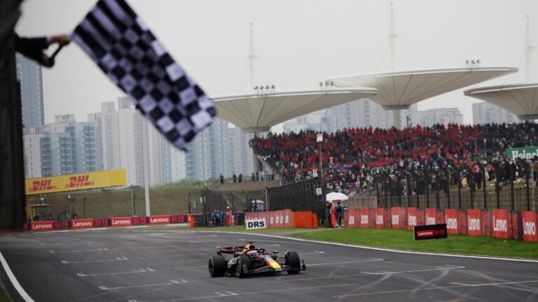 Max Verstappen logró su primer triunfo en China | EFE