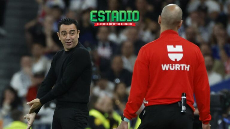 Xavi le reclama al árbitro en el Real Madrid vs Barcelona