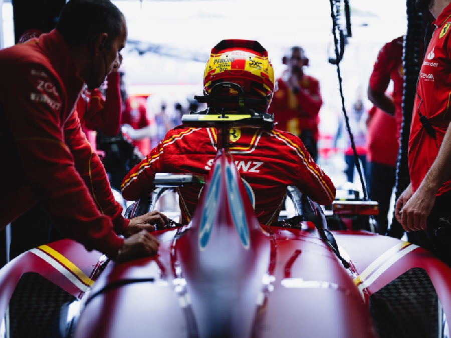 Carlos Sainz luce el nuevo patrocinio de la escudería italiana Ferrari | Foto: EFE