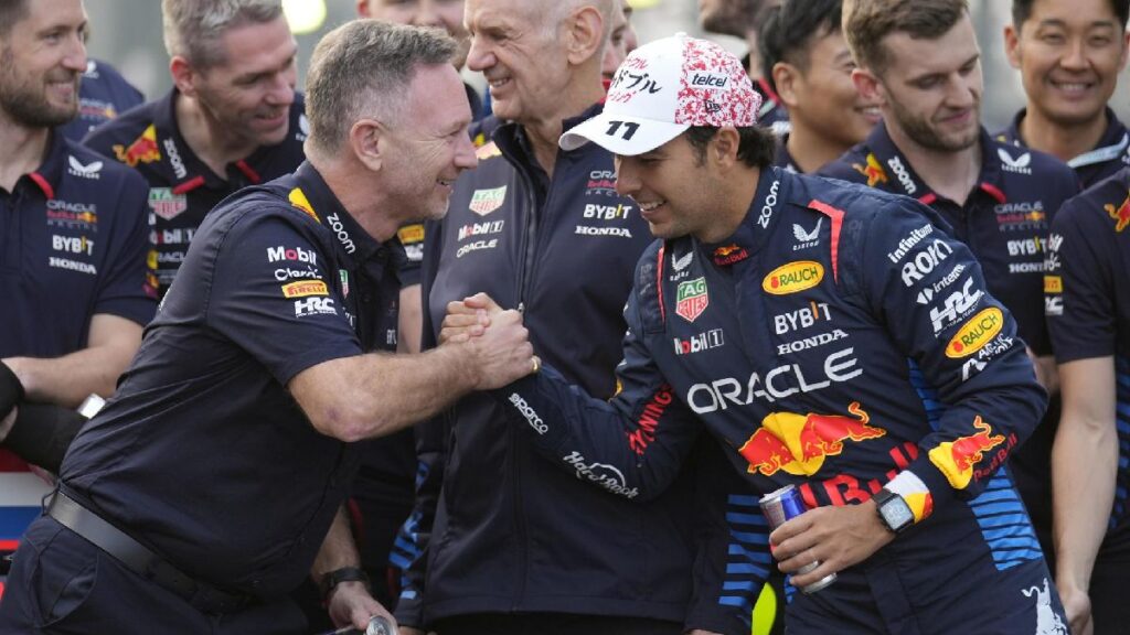 Checo Pérez junto a Christian Horner tras el GP de Japón de la F1