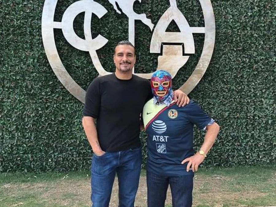 El luchador Dos Caras (derecha) festeja el último título del Club América | IG @soydoscaras 