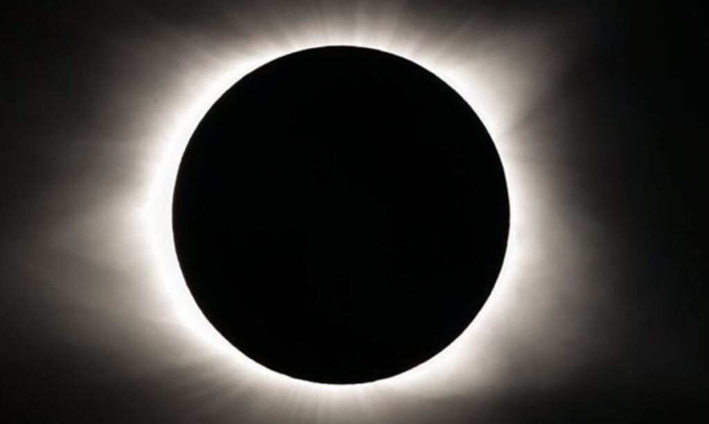 Eclipse solar se tiene que observar con protección
