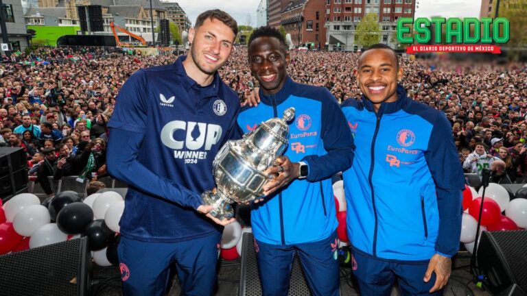 El Feyenoord de Santi Giménez celebran el título de Copa