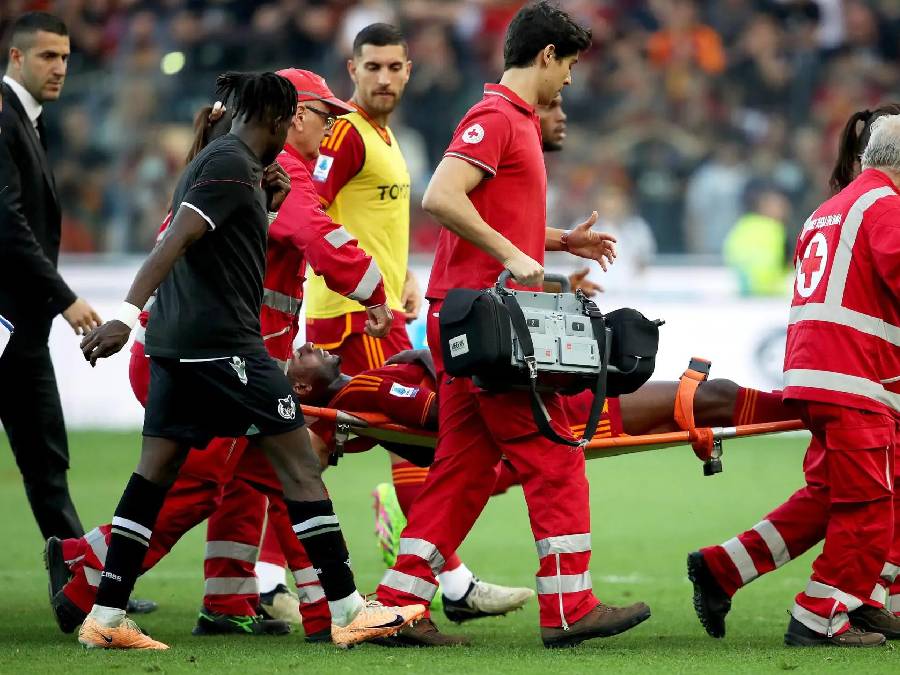 El jugador de La Roma, Evan Ndicka, también sufrió un dolor de pecho durante su partido del domingo l EFE