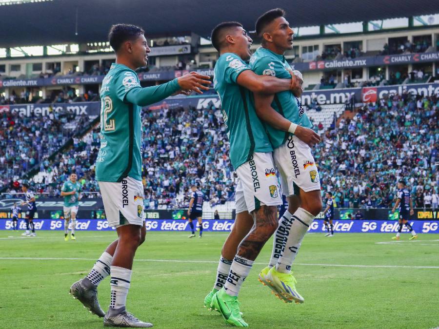 Jugadores de León festejando el segundo gol l MEXSPORT