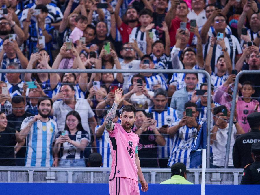 Asistentes del partido tomaban fotos de Messi cuando estaba cerca de ellos l MEXSPORT