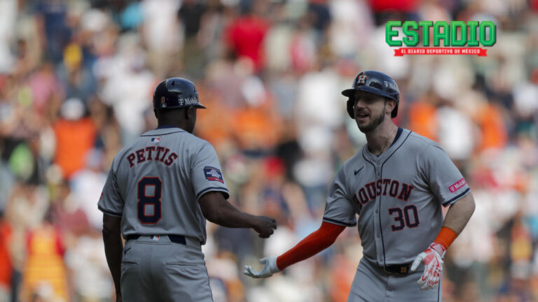 MLB México: Kyle Tucker (d) y Gary Pettis (i) de los Astros celebran una carrera