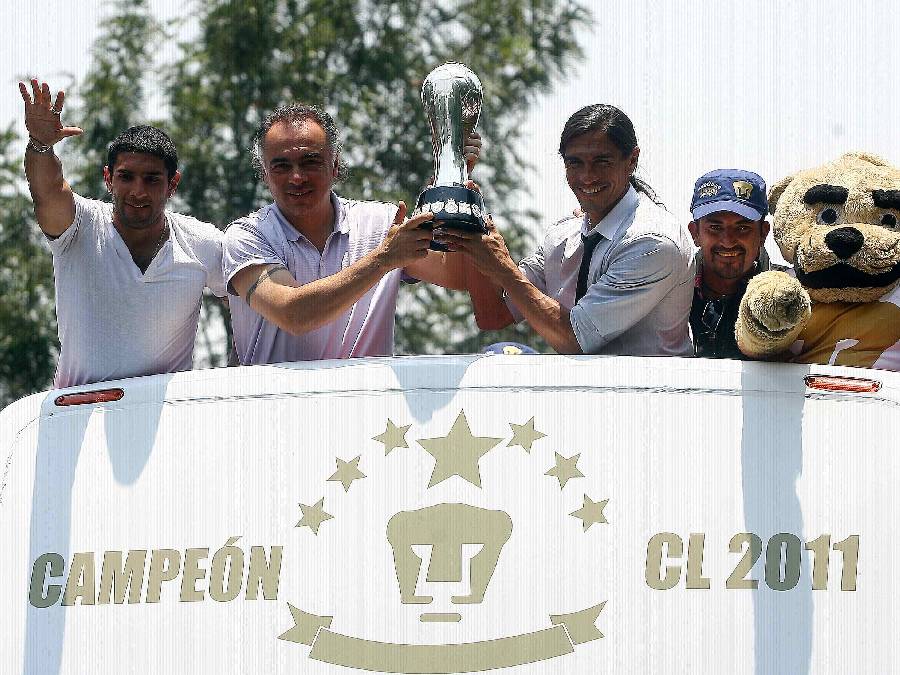 Memo Vázquez con el trofeo del Clausura 2011 l MEXSPORT